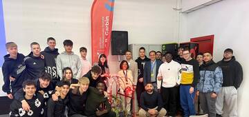 Immagine: Studenti Garbin con prototipo luminaria